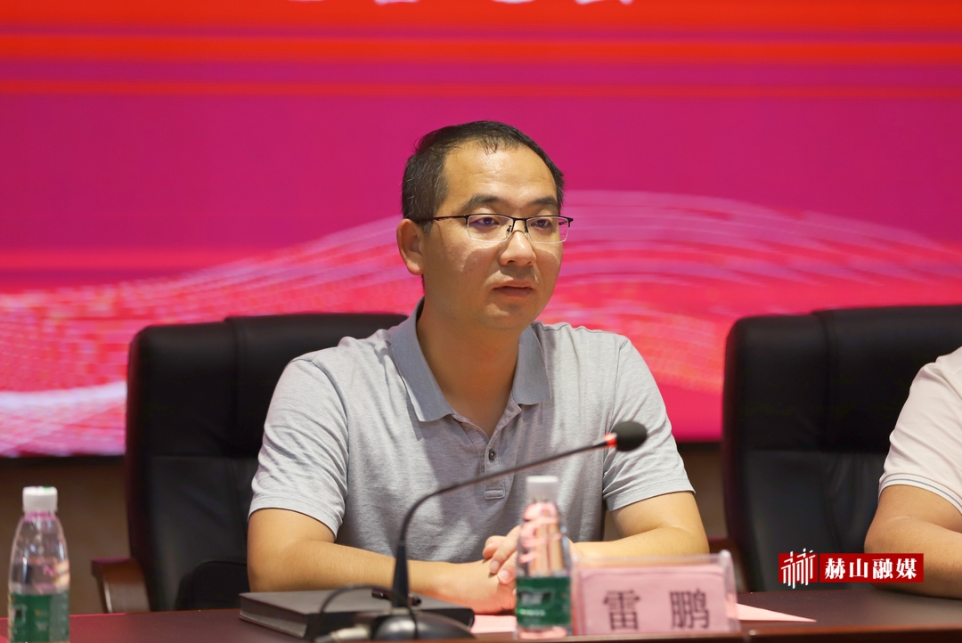 雷鹏代表区委、区政府和区慈善总会，向长期关心、支持助学活动的爱心企