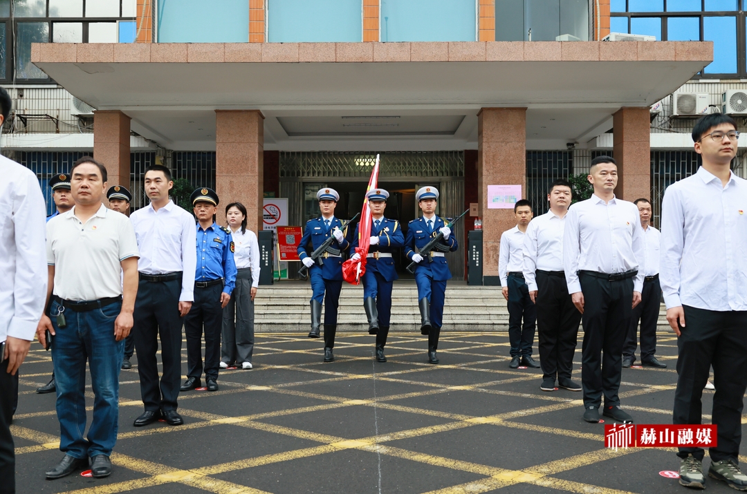 赫山区举行升国旗仪式庆祝中华人民共和国成立75周年