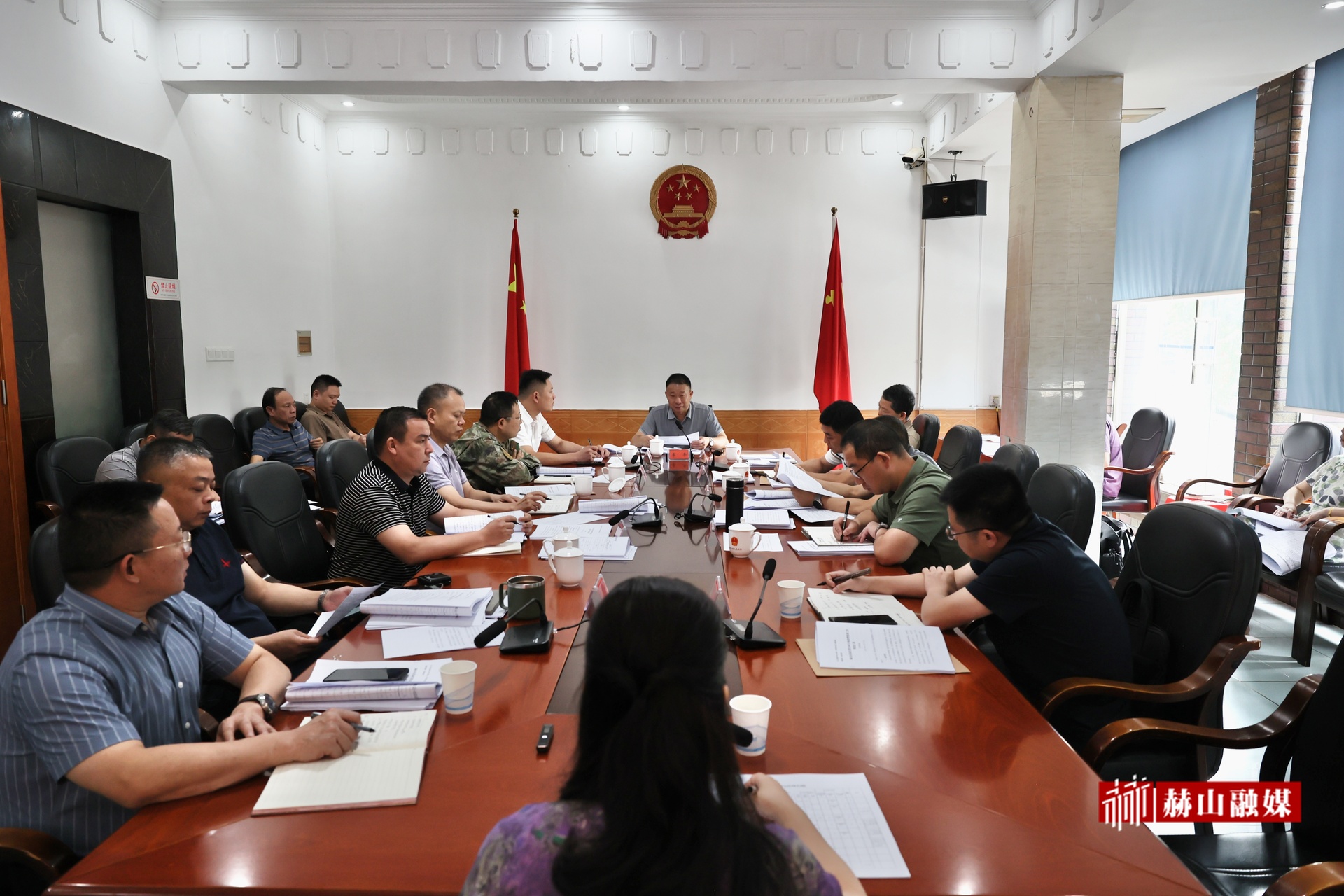 李丰主持召开2025年第十一次政府常务会议