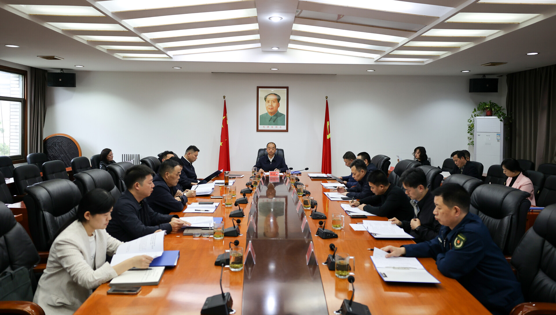 周卫星主持召开六届区委第132次常委会会议