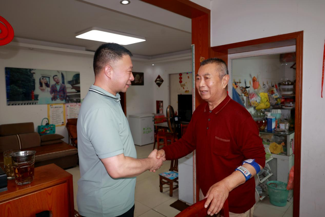 李丰、宋长征开展“七一”走访慰问