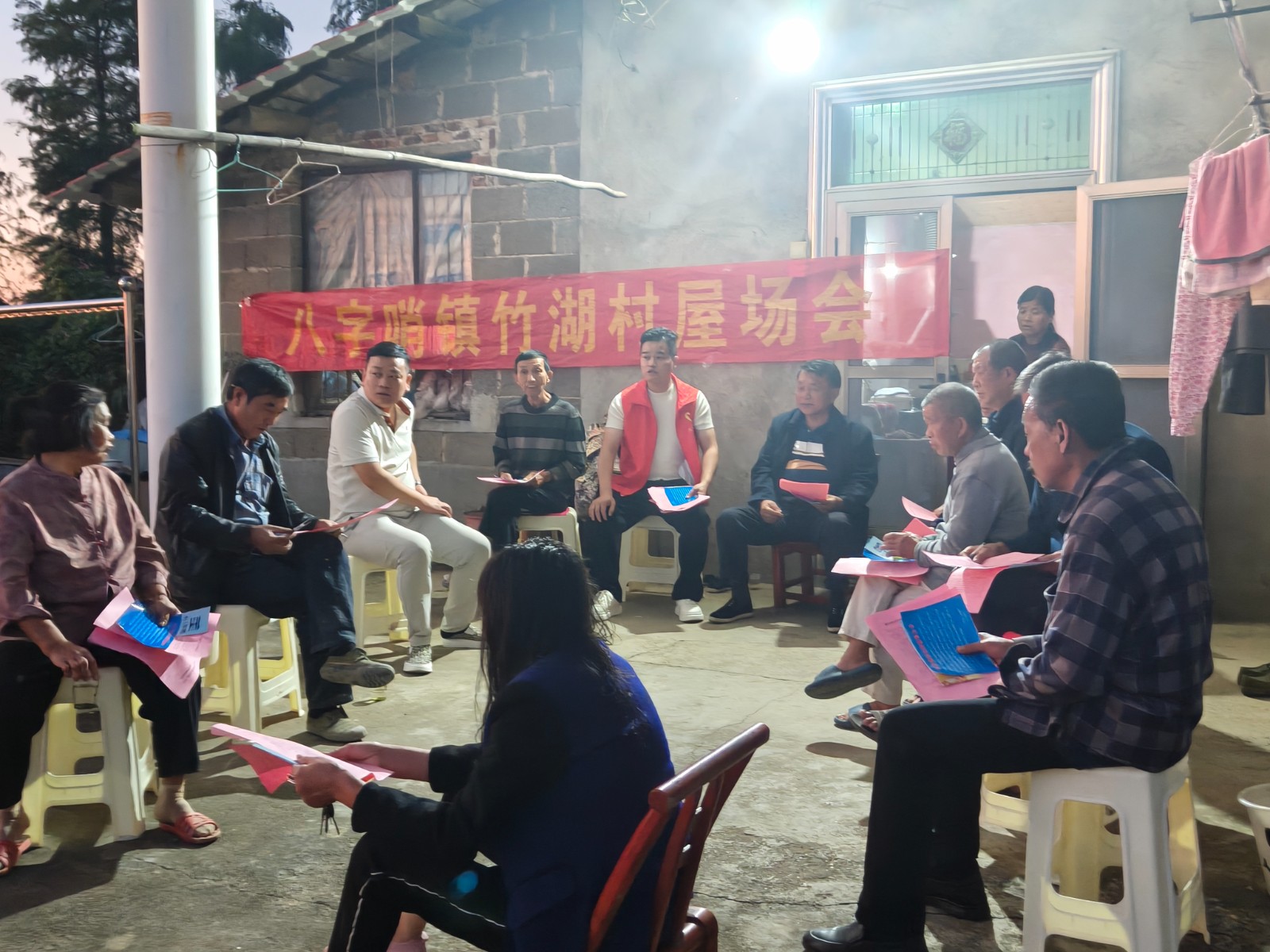 八字哨镇竹湖村：夜话民生“零距离” 服务群众“足不出户”